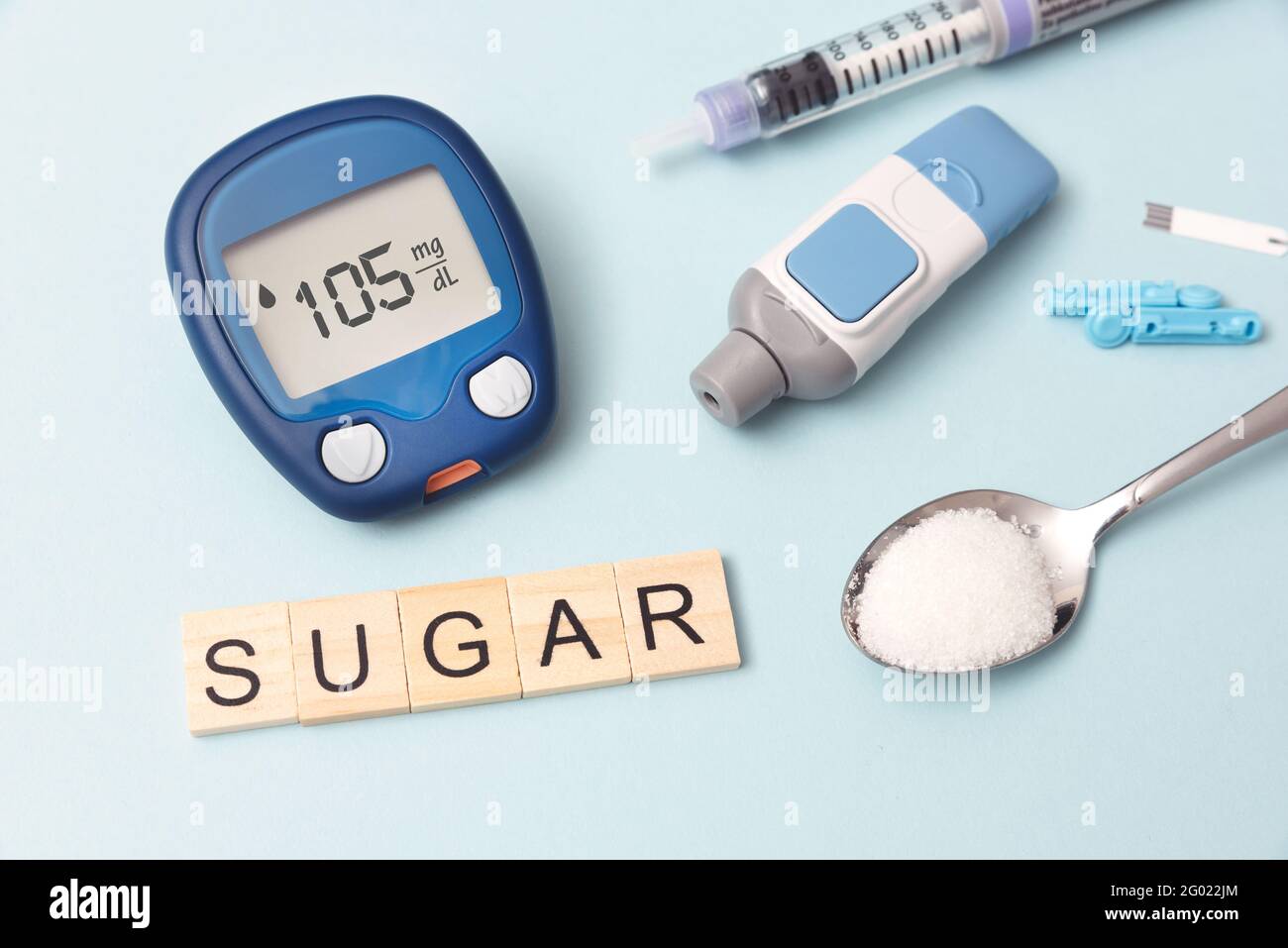 Behandlung und Kontrolle von Diabetes Konzept. Glucometer, Löffel mit Zucker. Stockfoto