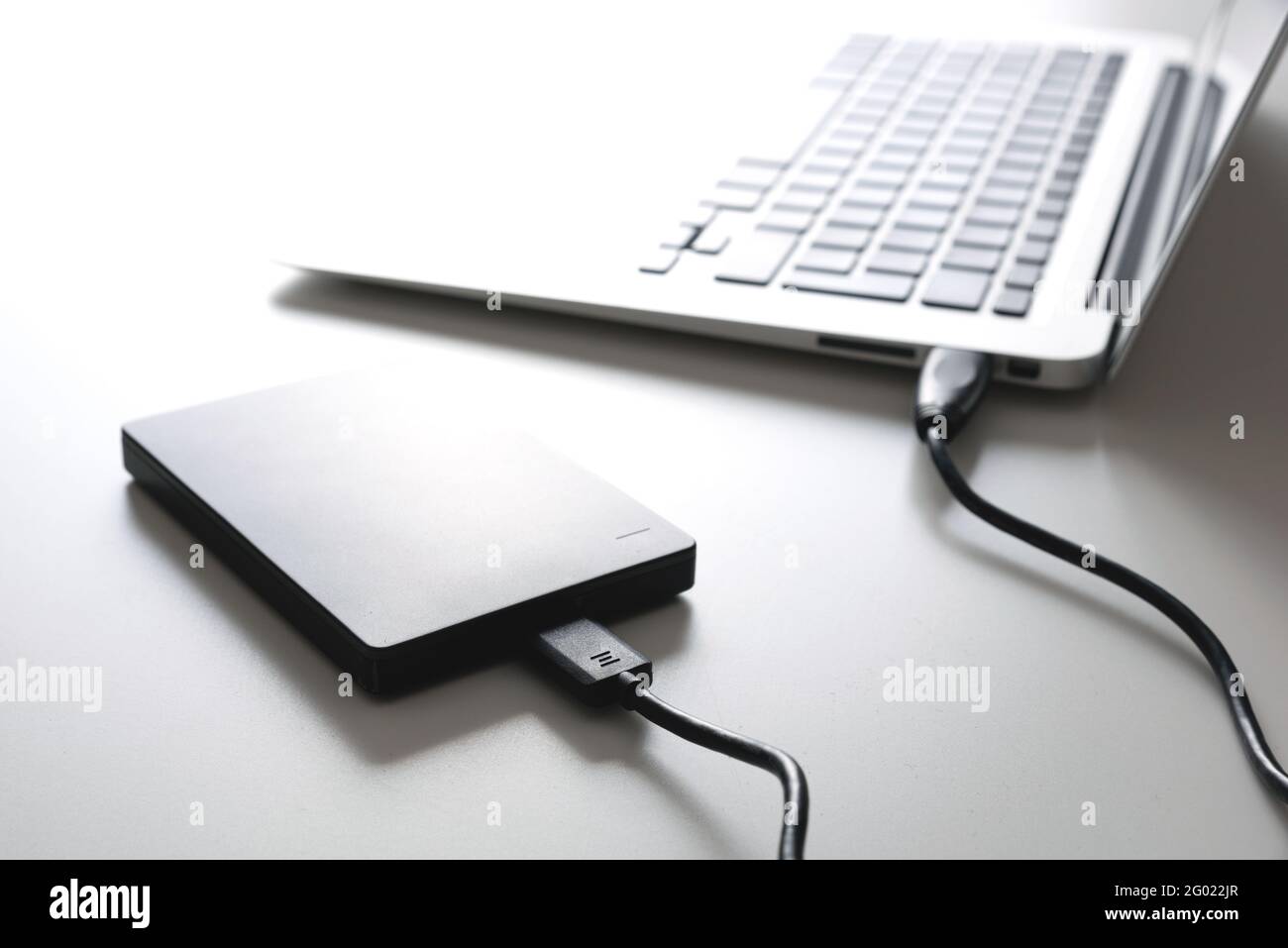 Externe USB-Festplatte, Festplatte an Laptop angeschlossen Stockfoto