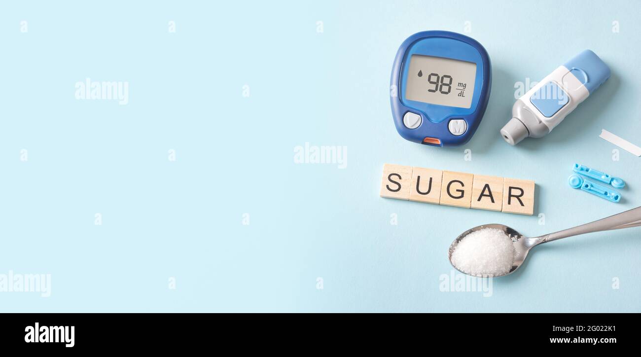 Behandlung und Kontrolle von Diabetes Konzept. Glucometer, Löffel mit Zucker. Stockfoto