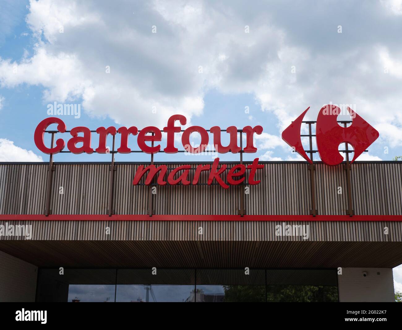 Sint Gillis Waas, Belgien, 23. Mai 2021, Logo und Fassade eines Carrefour-Marktes in Ostflandern, Belgien Stockfoto