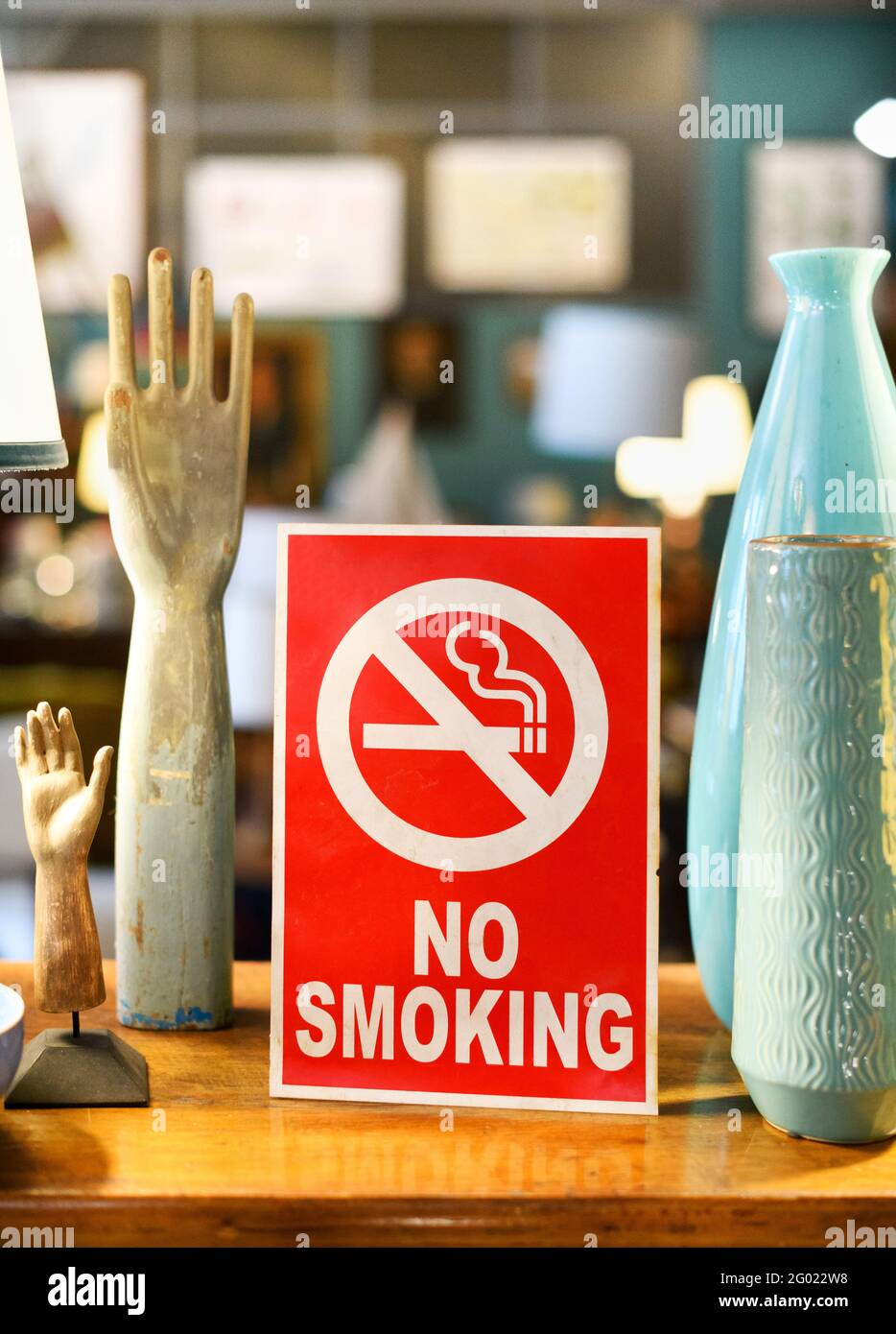 Rotes Rauchverbotsschild mit einem durch die Zigarette gekreuzten Bild In einem Geschäft oder Geschäft warnen, dass es sich um ein handelt Rauchfreie Zone und Rauchen ist verboten Stockfoto