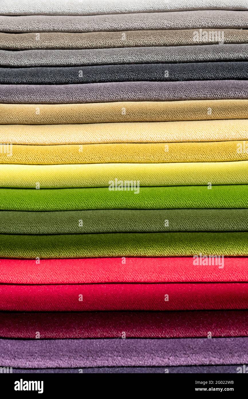 Beispiele für Samtstoff in den Farben des Regenbogens Oder das Spektrum in einer Nahaufnahme im Vollformat gestapelt Blick auf das Gewebe des Textils Stockfoto