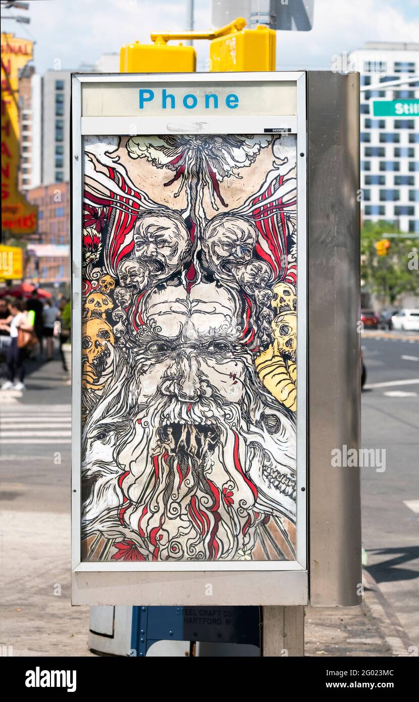 Ein nicht zugeschriebenes Fantasy-Poster, das an der Seite einer Telefonzelle auf der Surf Avenue in Coney Island, Brooklyn, New York, hängt. Stockfoto