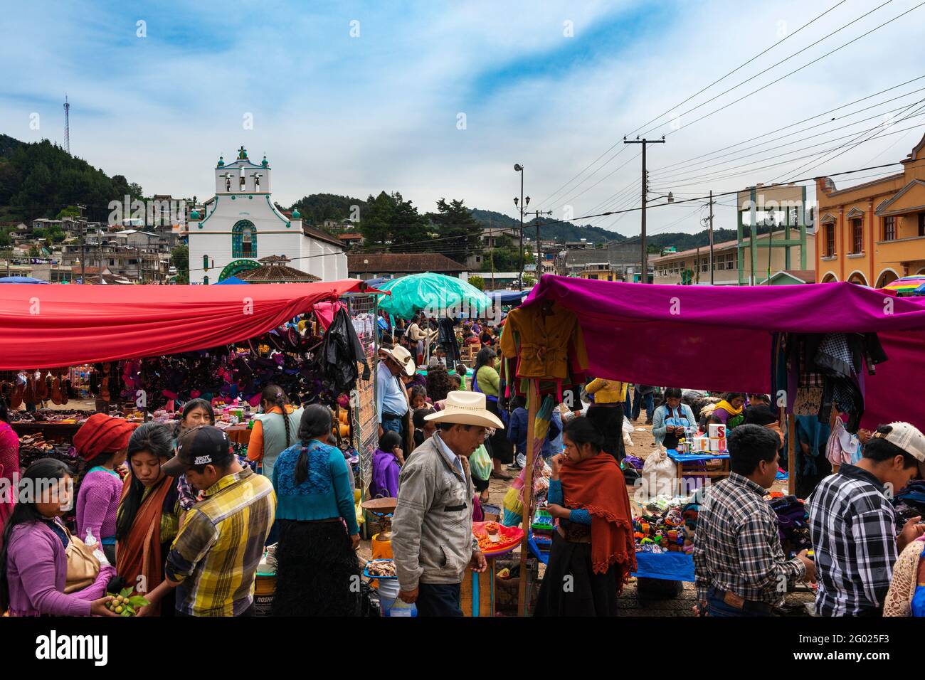 San Juan Chamula, Mexiko - 11. Mai 2014: Menschen auf einem Straßenmarkt in der Stadt San Juan Chamula, in Chiapas, Mexiko. Stockfoto San Juan Chamula, Mexiko - 11. Mai 2014: Menschen auf einem Straßenmarkt in der Stadt San Juan Chamula, in Chiapas, Mexiko. Stockfoto
