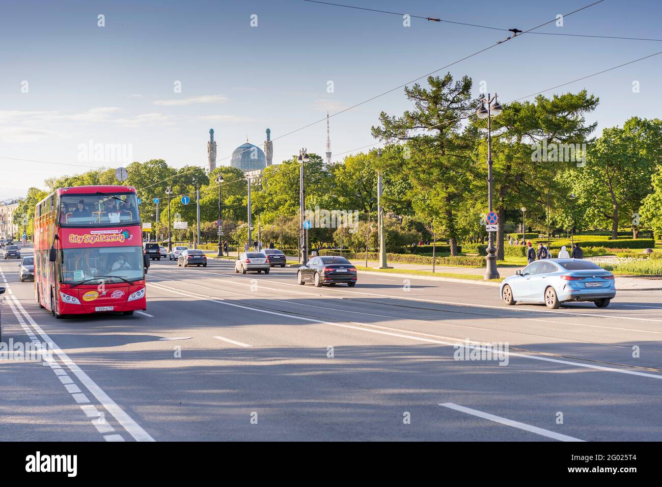 Kamennoostrovsky Prospekt, der Drehpunkt der Dreifaltigkeitsbrücke. Russland, Sankt Petersburg. 29.05.2021:14.22 Uhr Stockfoto