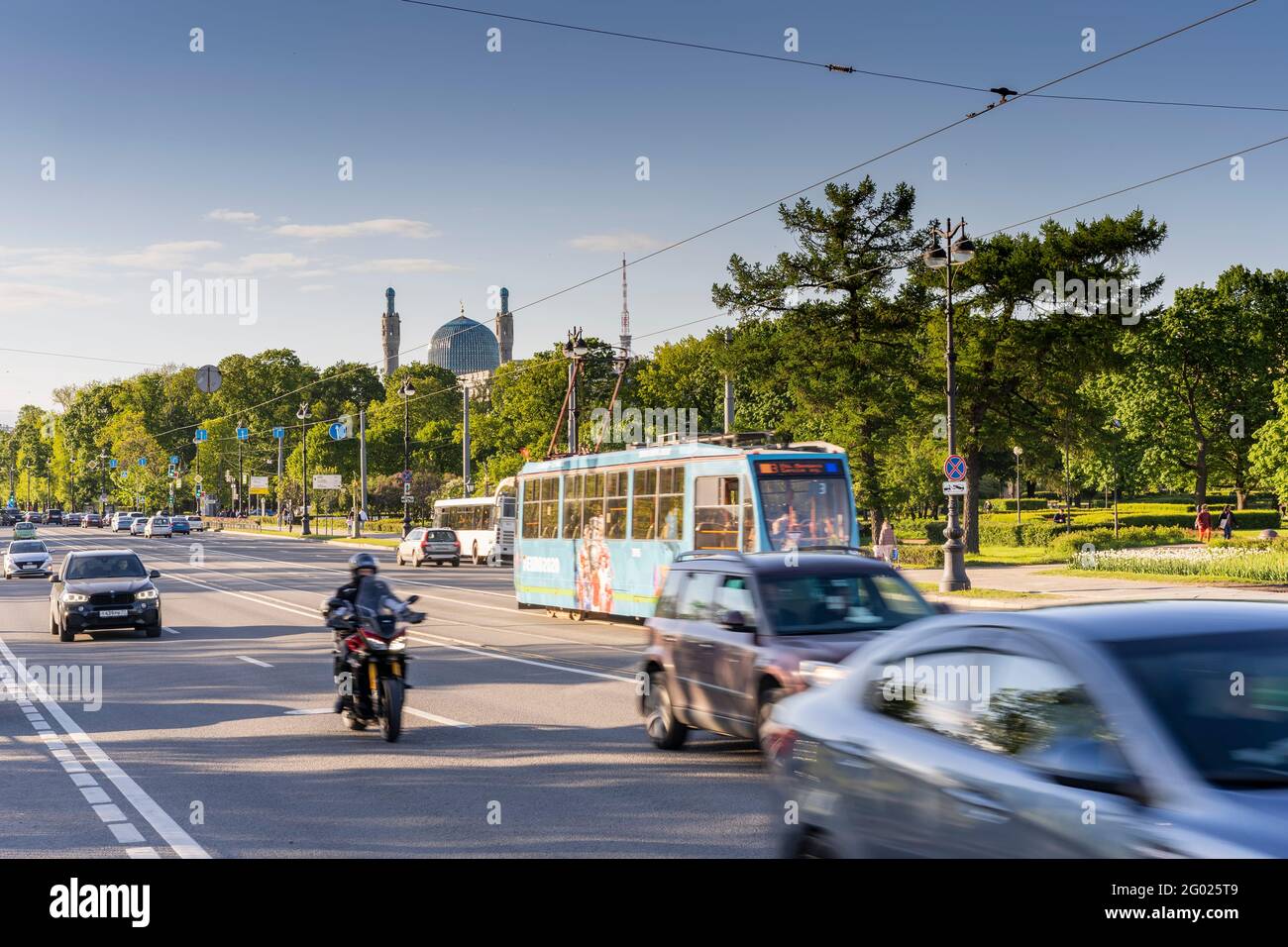 Kamennoostrovsky Prospekt, der Drehpunkt der Dreifaltigkeitsbrücke. Russland, Sankt Petersburg. 29.05.2021:14.22 Uhr Stockfoto