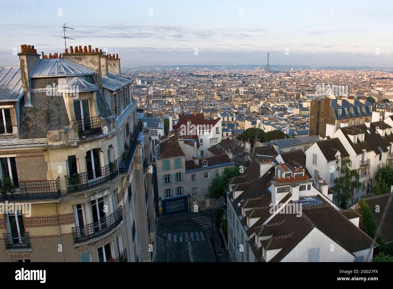 FRANKREICH. PARIS (75) XVIII EME ARRONDISSEMENT. GEBÄUDE AM MARCEL AYME-PLATZ, IM VIERTEL MONTMARTRE Stockfoto