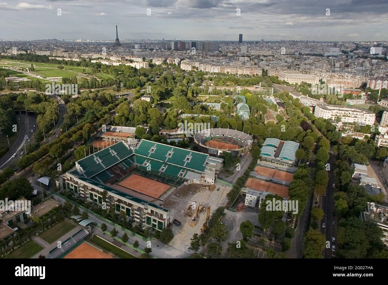 FRANKREICH; PARIS (75) 16. BEZIRK. AUF DEN ERSTEN PLAN (L BIS R), ROLAND GARROS STADIUM UND DEN BOULEVARD D'AUTEUIL. IM HINTERGRUND (L BIS R) DAS HIPPODROM Stockfoto