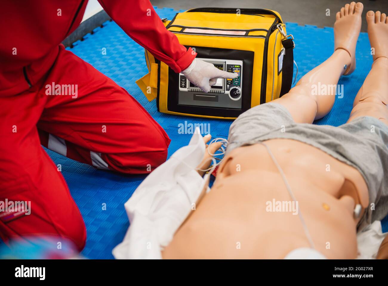 Erste Hilfe Herz-Lungen-Wiederbelebung Kurs mit Hilfe automatisierter externer Defibrillator, AED. Stockfoto