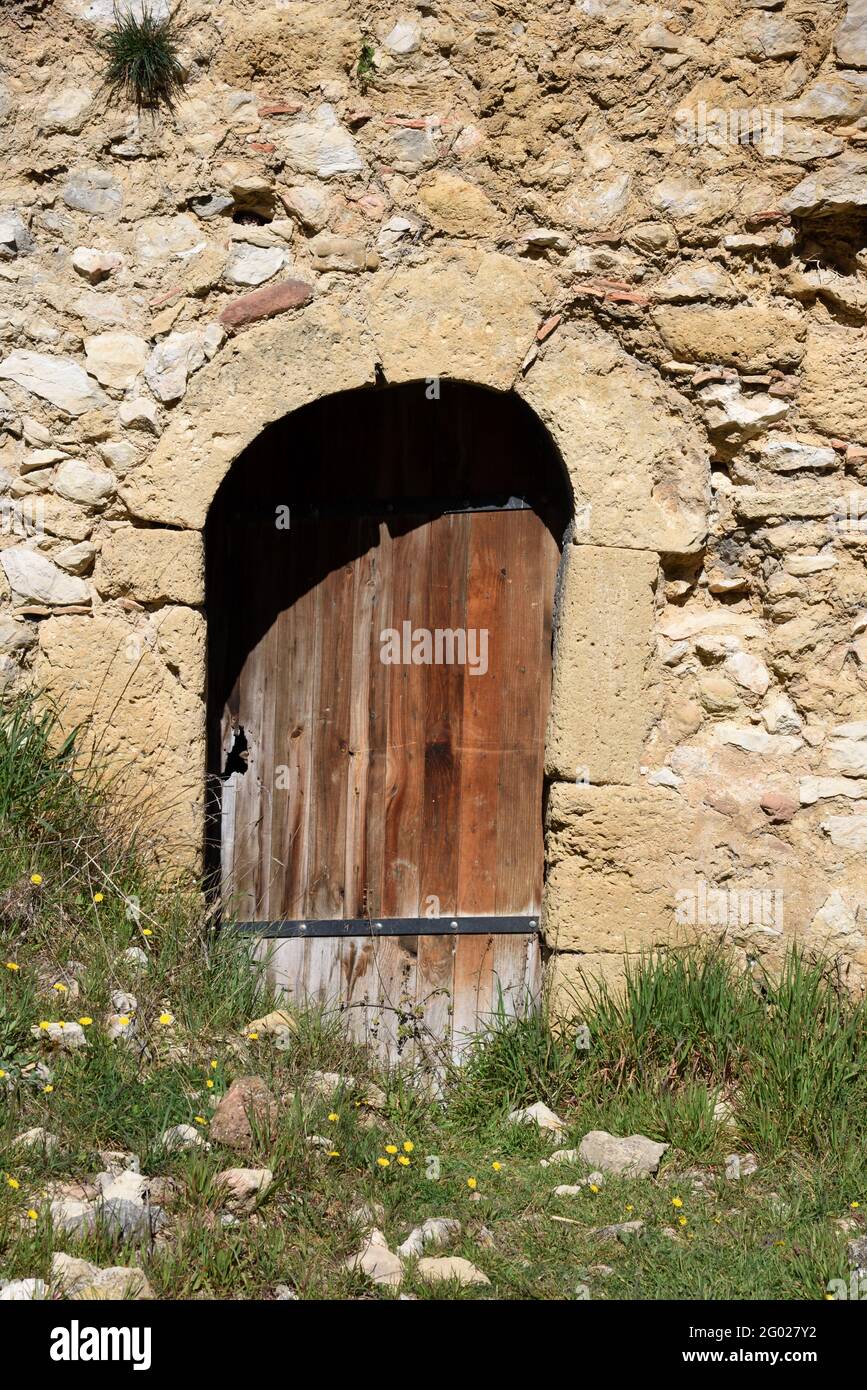 Alte hölzerne Tür & Stein geschnitzten Bogen in Ruined Stone Haus Merindol im Luberon Regionalpark Vaucluse Provence Frankreich Stockfoto