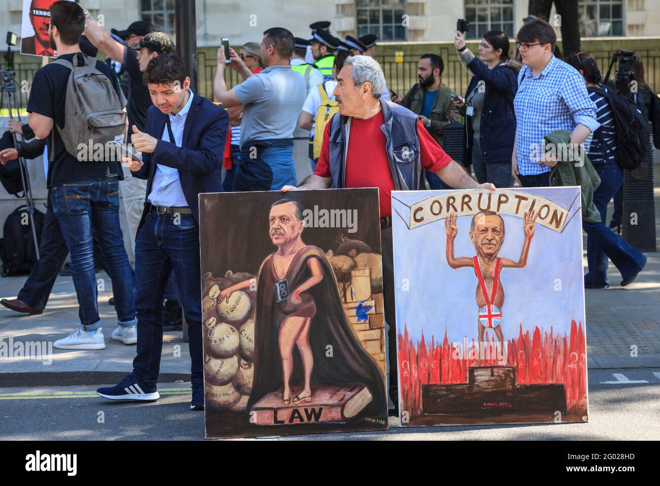 Der Künstler Kaya Mar kommentiert mit zwei seiner satirischen politischen Gemälde die Ankunft des türkischen Präsidenten Tayyip Erdogan in London, Großbritannien Stockfoto