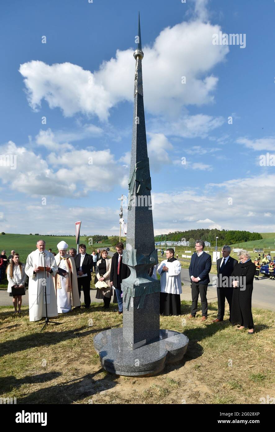 Tupesy, Tschechische Republik. Mai 2021. Die feierliche Enthüllung der Gedenkstätte (ein über fünf Meter hoher Obelisk aus Granit und Gussmetall, der in der Werkstatt des Bildhauers Otmar Oliva und Petr Novak geschaffen wurde) in Tupesy, Tschechische Republik, am 30. Mai 2021, erinnert an den Staatsbesuch von Papst Johannes Paul II. Im April 1990. Kredit: Dalibor Gluck/CTK Foto/Alamy Live Nachrichten Stockfoto