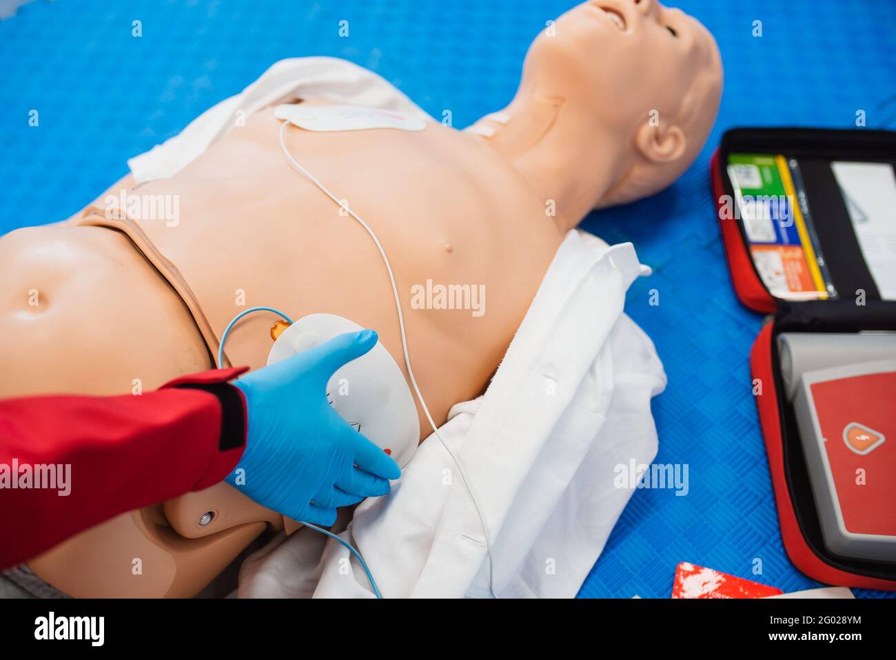 Erste Hilfe Herz-Lungen-Wiederbelebung Kurs mit Hilfe automatisierter externer Defibrillator, AED. Stockfoto