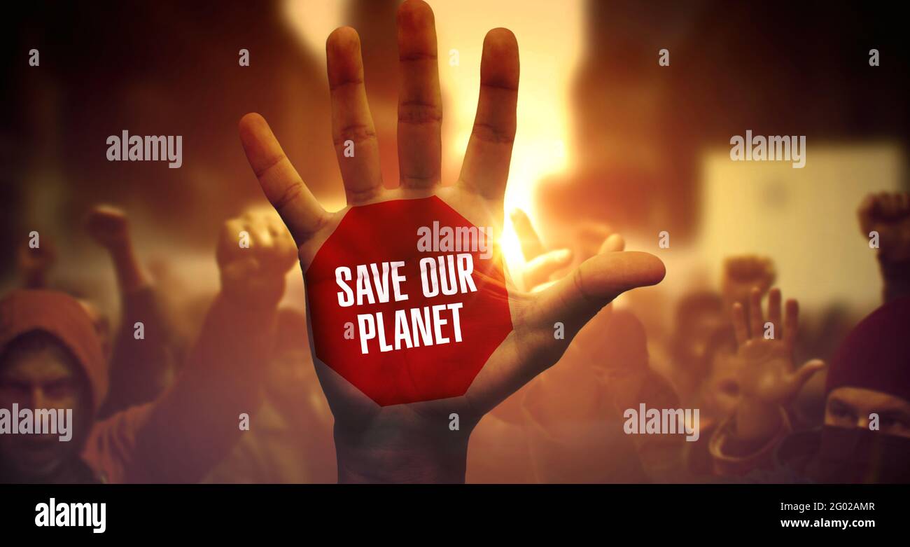 Menge von wütenden Mann und Frau bei lauter Demonstration. Save Our Planet geschrieben auf erhobene Hand. Rette unseren Planeten - aus der Nähe von Raised Palm auf Revolution. Öffentlicher Protest und Kampf für die Rettung unseres Planeten. Stockfoto