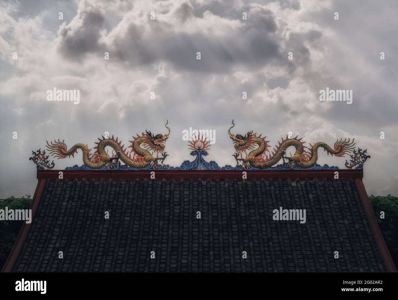 Detail der Dachterrasse des chinesischen Schreines und Tempels in Bangkok, Thailand mit dramatischem Himmel Stockfoto