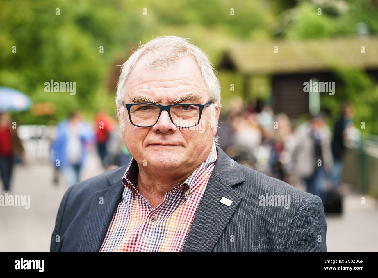 28. Mai 2021, Hessen, Kronberg/Taunus: Thomas Kauffels, Direktor des Opel-Zoos, steht im Gehege. Foto: Andreas Arnold/dpa Stockfoto