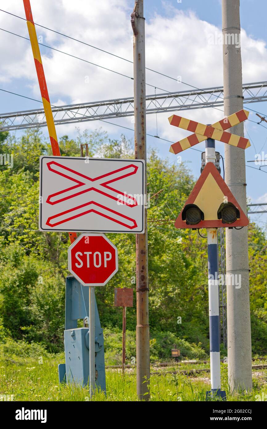 Stoppschild am Bahnübergang Warnung Stockfoto