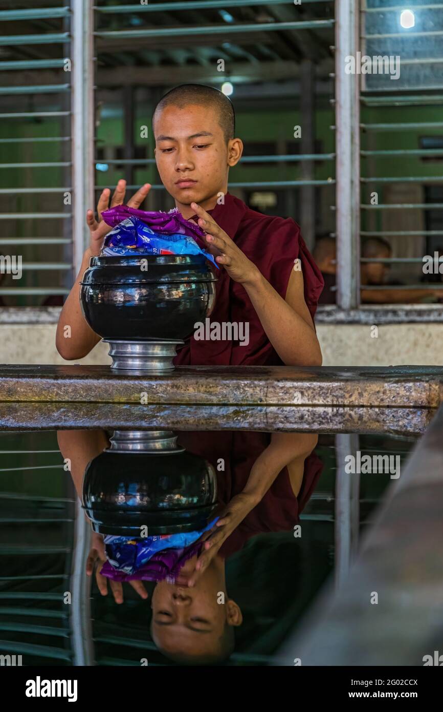 MANDALAY, MYANMAR - 30. DEZ 2017: Mönch mit traditioneller Schale im Mahagandayon Kloster, Myanmar Stockfoto