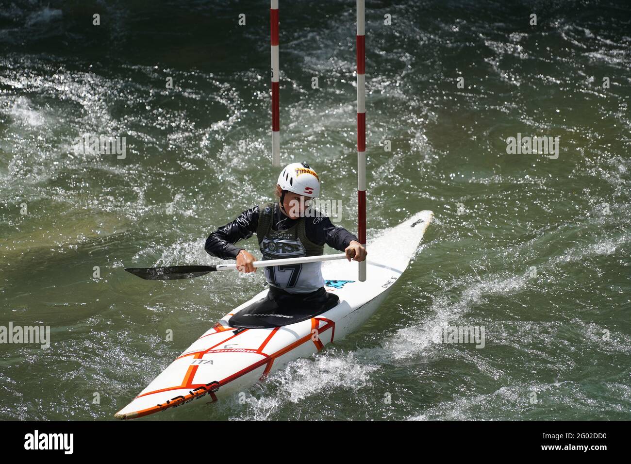 Teilnehmer des ICF und ECA Kanu-Slalom-Pokals 2021 am 29. Mai 2021 in Meran, Italien. Stockfoto