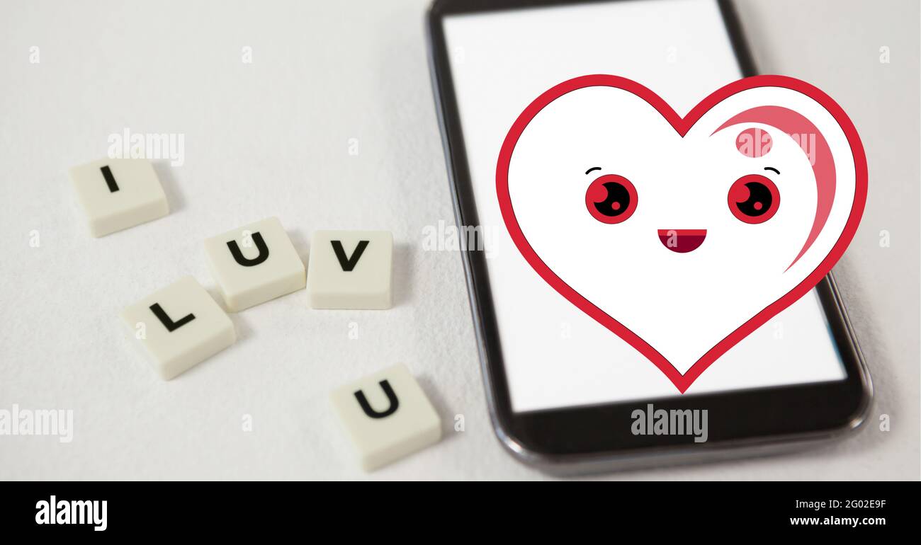 Komposition von lächelndem Herz-Symbol über Smartphone und ich luv U Text auf weißen Quadraten Stockfoto