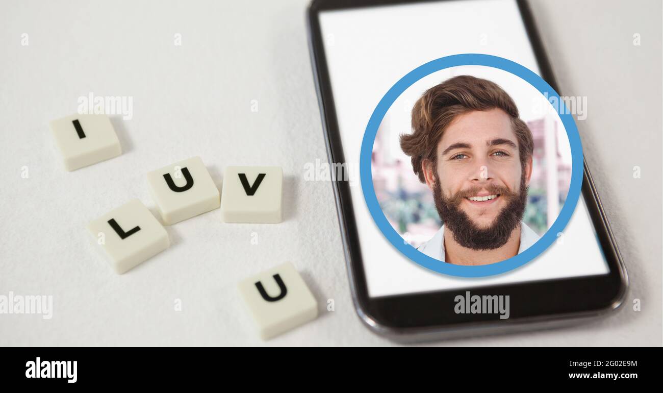 Komposition von lächelndem Mann über Smartphone und ich luv U Text auf weißen Quadraten Stockfoto