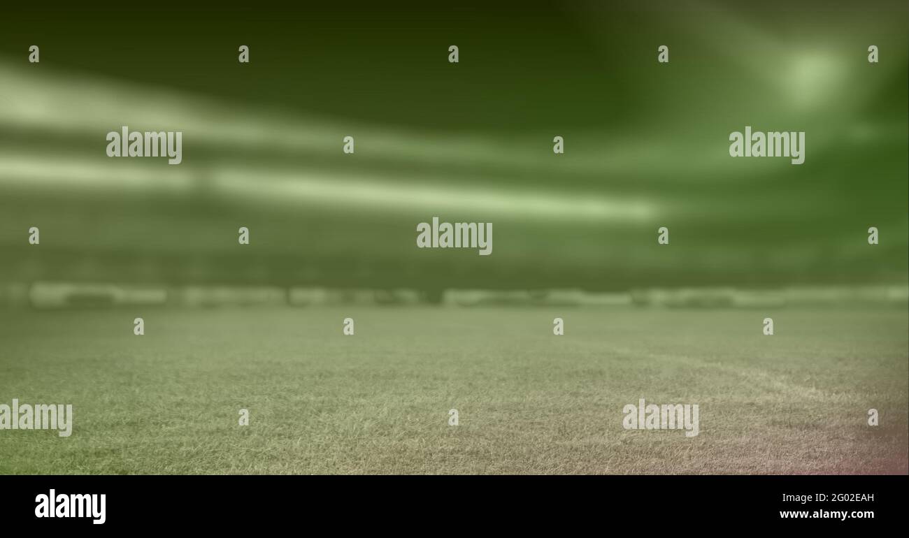 Zusammensetzung des Fußballfeldes mit leuchtendem Licht und grünem Farbton Stockfoto