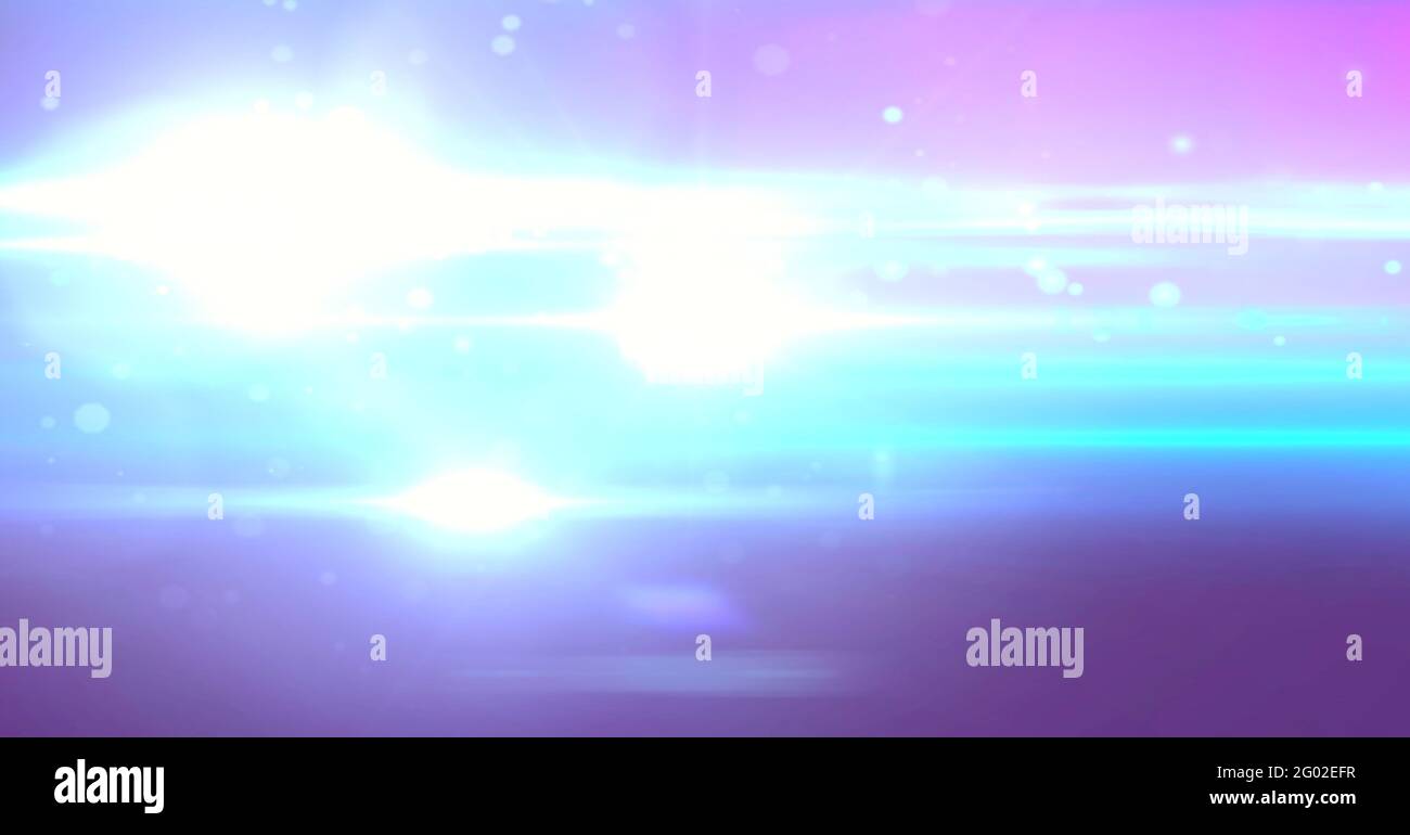 Komposition aus leuchtender blauer und weißer Lichtenergie mit Spuren auf hellem und dunkelviolettem Hintergrund Stockfoto