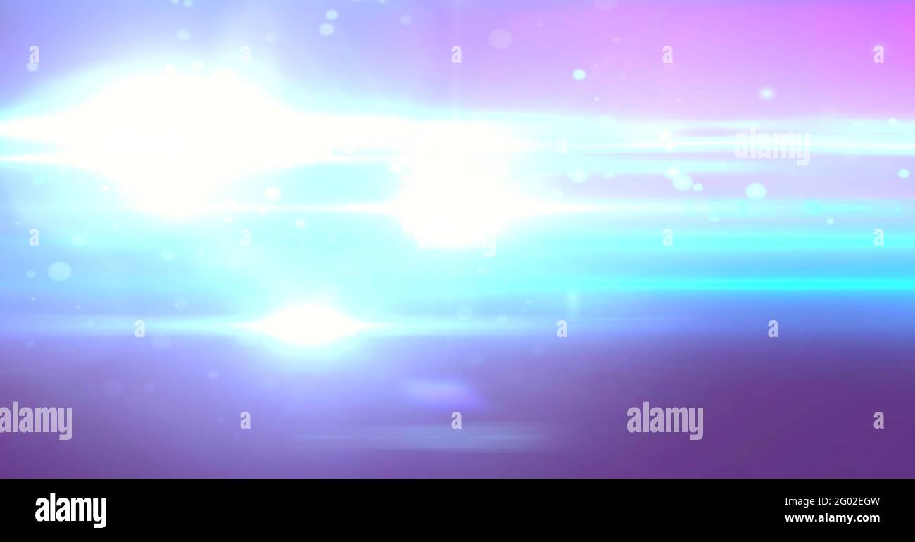 Komposition aus leuchtender blauer und weißer Lichtenergie mit Spuren auf hellem und dunkelviolettem Hintergrund Stockfoto