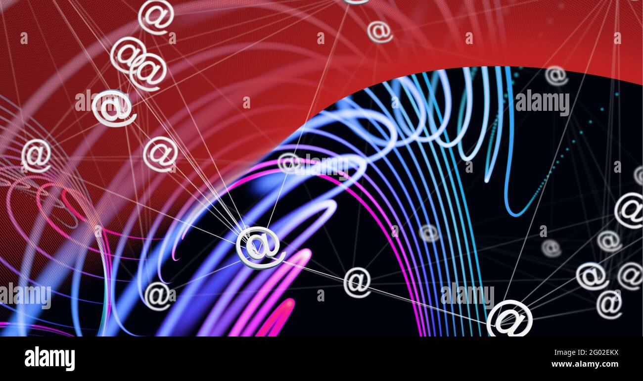 Zusammensetzung des Netzes von verbundenen weißen an Symbolen auf rot und schwarz mit blauen Lichtspuren Stockfoto