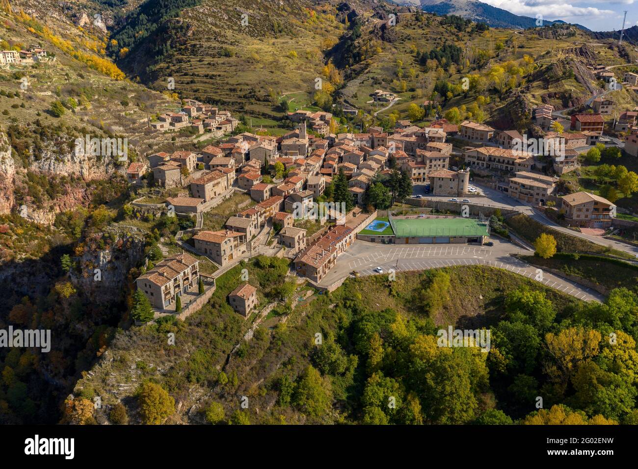 Luftaufnahme des Dorfes Castellar de N'Hug an einem Herbstmorgen (Berguedà, Katalonien, Spanien, Pyrenäen) ESP: Vista aérea al Pueblo de Castellar de N'Hug Stockfoto