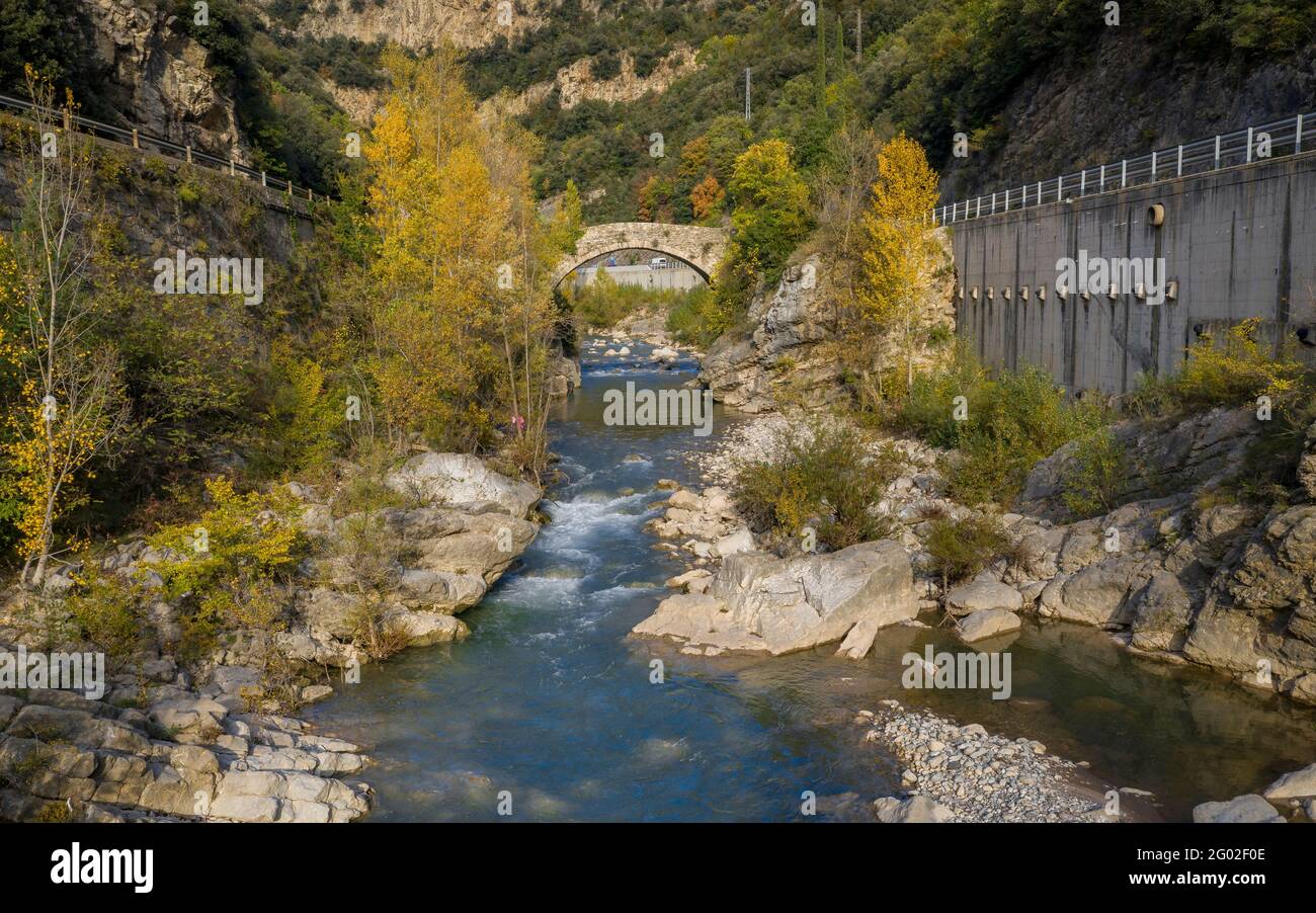 Luftaufnahme des Flusses Llobregat an der Brücke Pont del Far, in Cercs, im Herbst (Berguedà, Katalonien, Spanien, Pyrenäen) Stockfoto