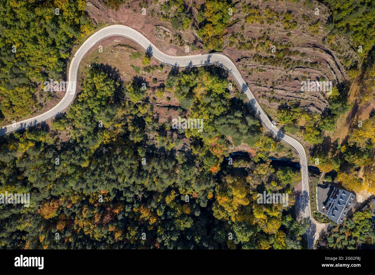 Luftaufnahme der Llobregat-Quelle an einem Herbstmorgen (Berguedà, Katalonien, Spanien, Pyrenäen) Stockfoto