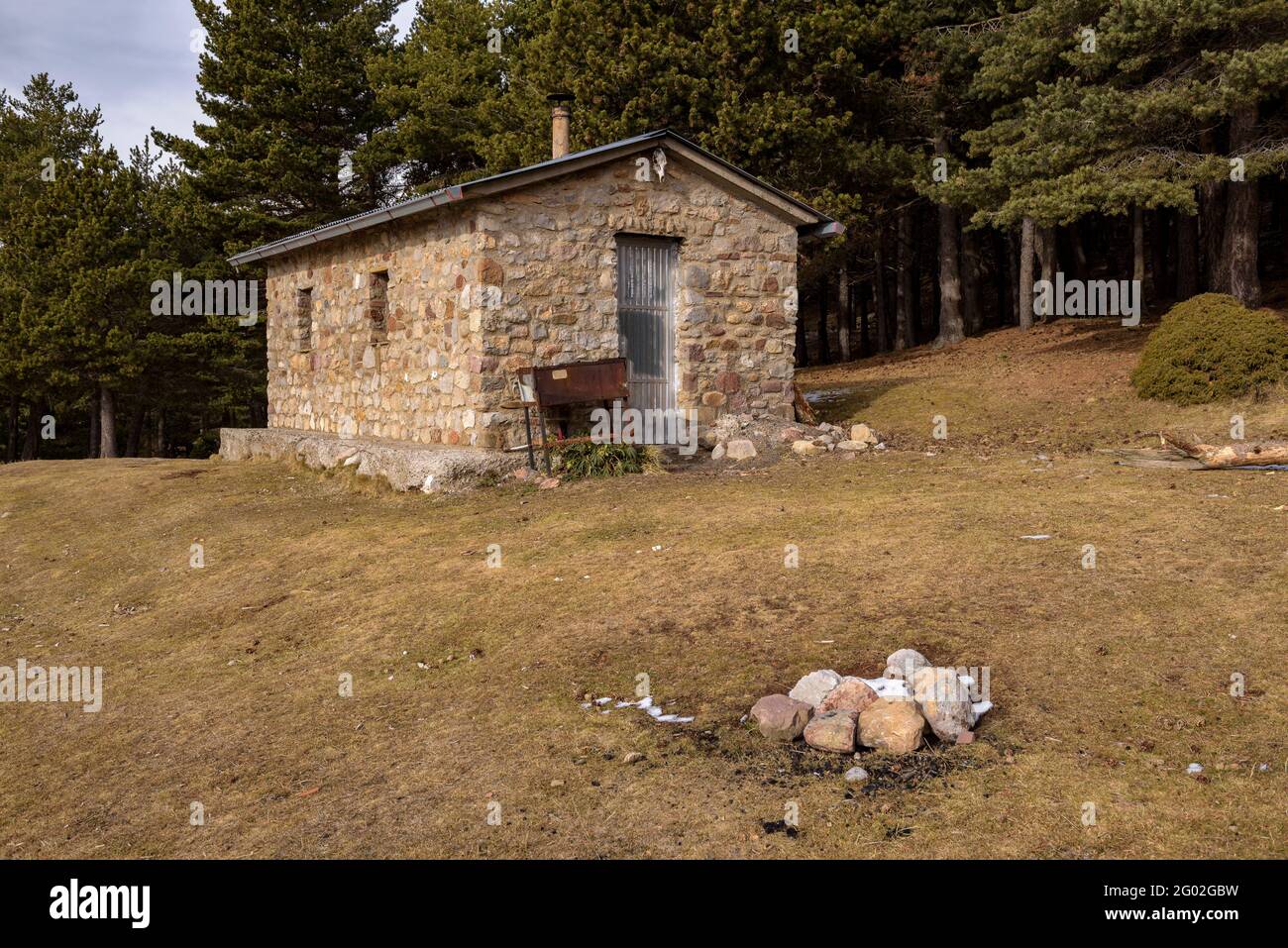 Boumort unbewachte Hütte im Winter (Pallars Jussà, Lleida, Katalonien, Spanien, Pyrenäen) ESP: Refugio libre de Boumort en invierno (Pallars Jussà) Stockfoto
