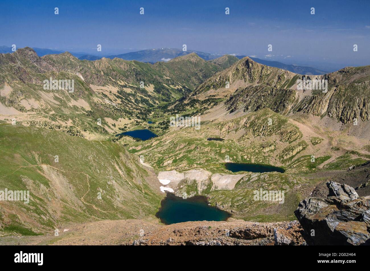 Carançà-Tal vom Gipfel des Pic inferior de la Vaca (Pyrénées Orientales, Occitanie, Frankreich) gesehen ESP: Vistas del valle de Carançà Stockfoto