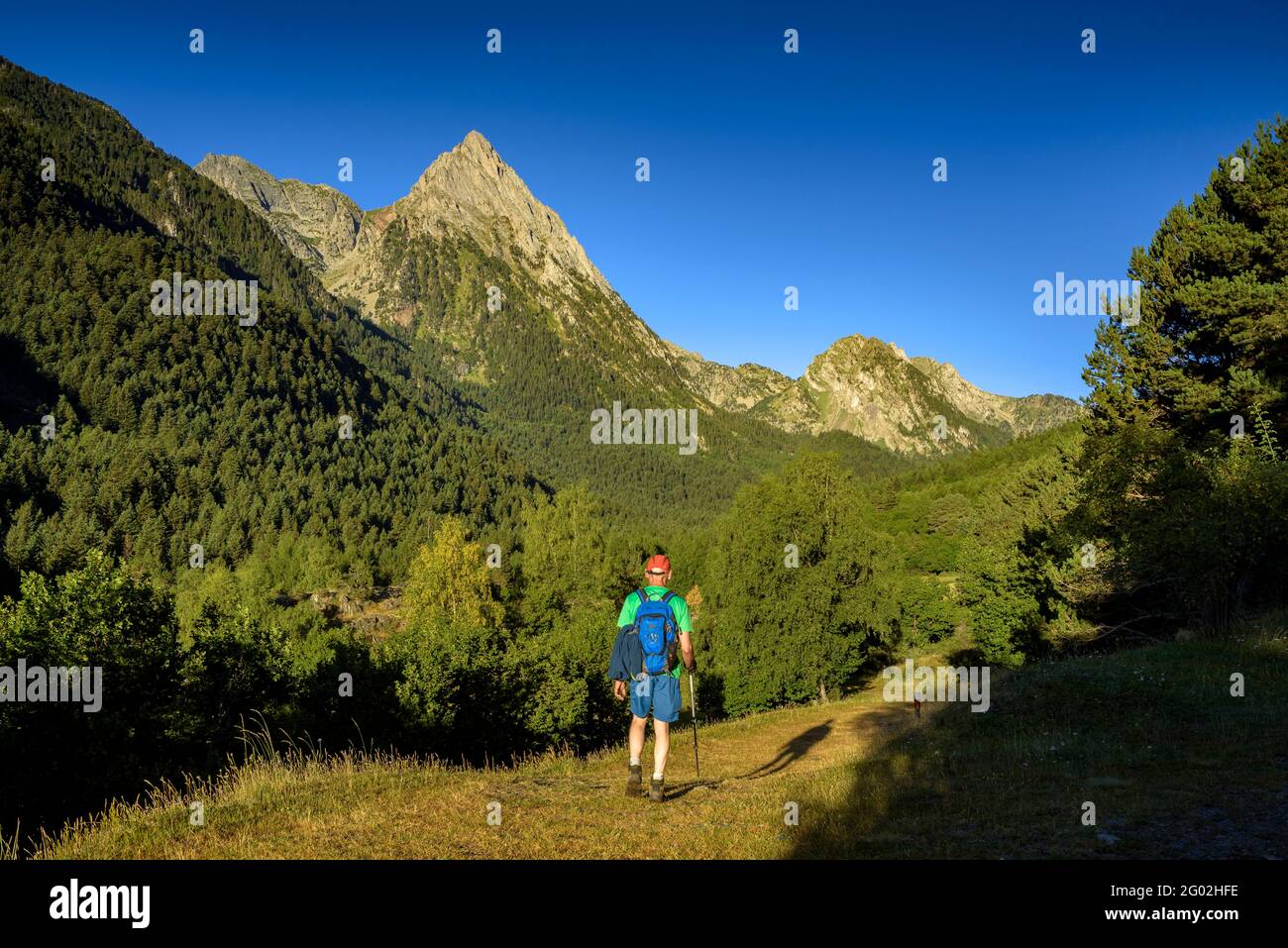 Encantats Berg vom Eingang zum Nationalpark Aigüestortes und Estany de Sant Maurici (Katalonien, Spanien, Pyrenäen) aus gesehen Stockfoto