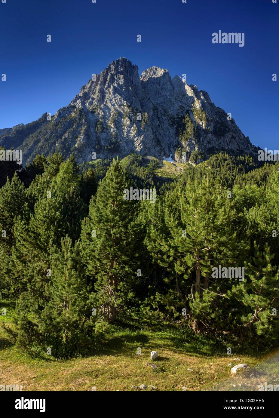 Encantats Twin Peaks gesehen vom Estany de Sant Maurici See im Sommer (Aiguestortes i Sant Maurici Nationalpark, Katalonien, Spanien, Pyrenäen) Stockfoto