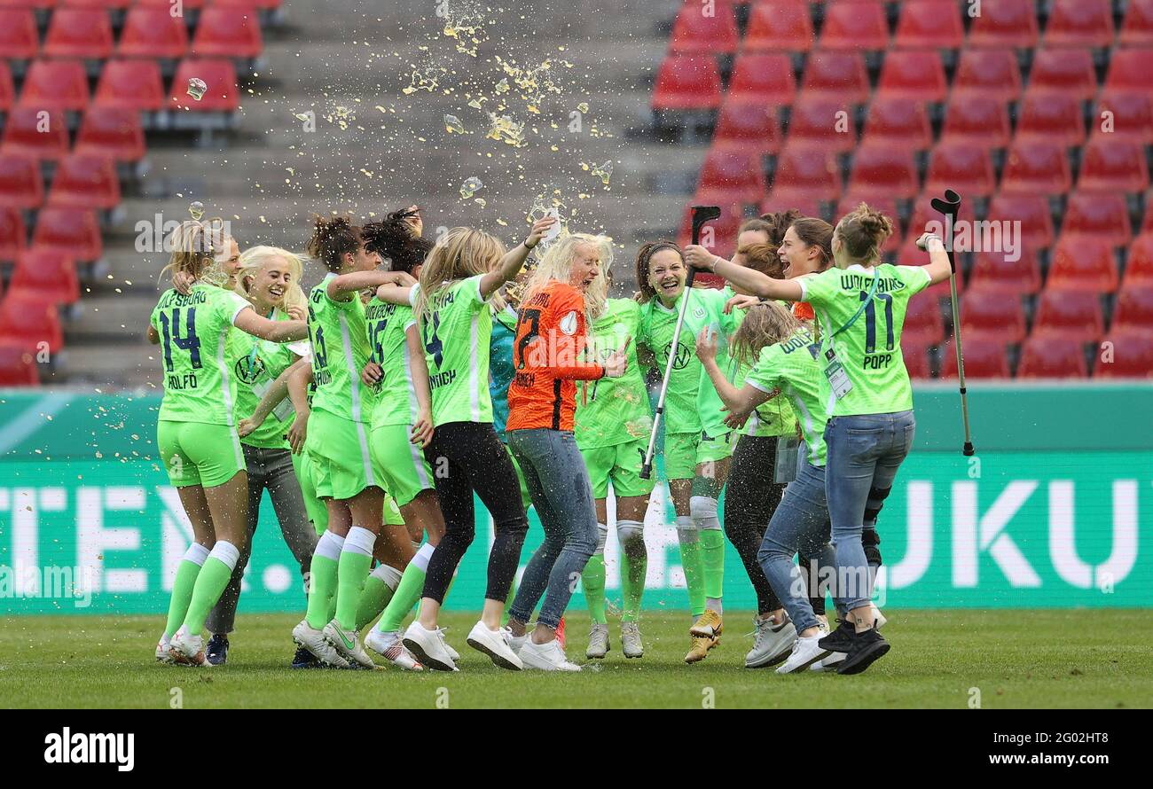 firo: 30.05.2021 Fuvuball: Fußball: DFB-Pokalfinale der Frauen,  Damen-Saison 2020/2021 Eintracht Frankfurt - VfL Wolfsburg 0: 1 Jubel über  den Sieg und die goalschvºtzen Ewa Pajor-Jubilationtraube mit Bierdusche  Stockfotografie - Alamy