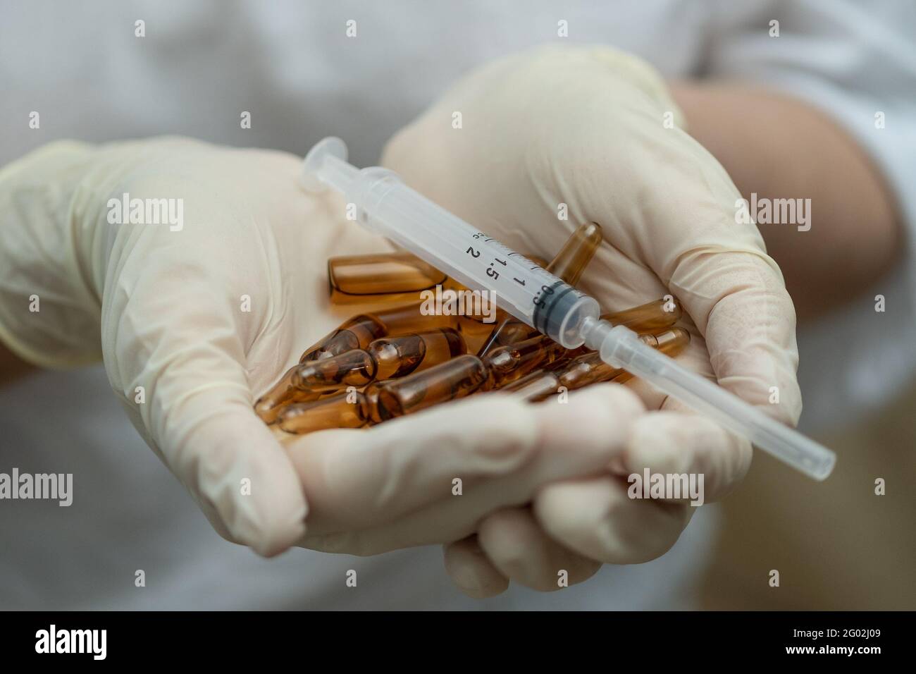 Medizinische Ampulle in der Hand des Arztes. Stockfoto