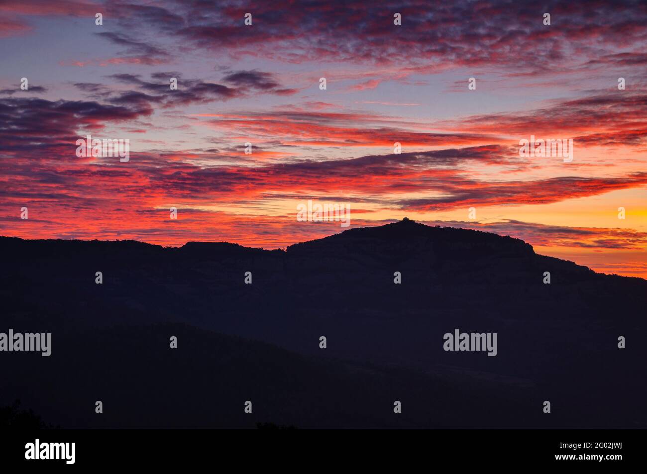La Mola vom Gipfel des Turó de la Pola bei einem Winteraufgang gesehen (Vallès ocidental, Barcelona, Katalonien, Spanien) Stockfoto