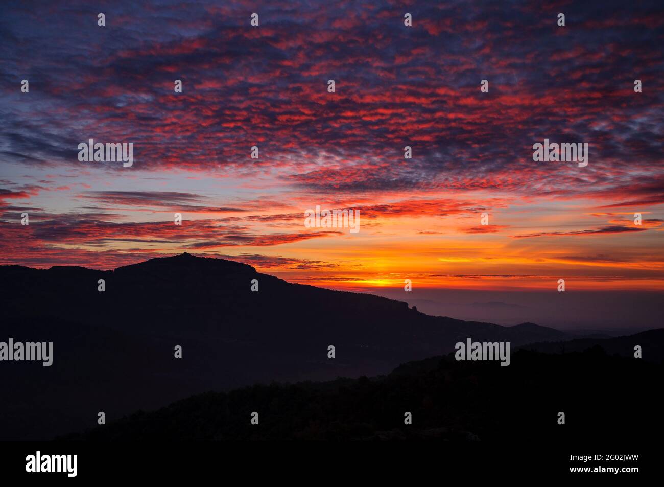 La Mola vom Gipfel des Turó de la Pola bei einem Winteraufgang gesehen (Vallès ocidental, Barcelona, Katalonien, Spanien) Stockfoto