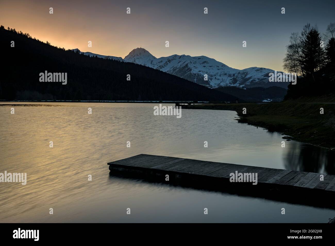 Lac de Payolle und Pic du Midi de Bigorre bei Sonnenuntergang im Winter (Midi-Pyrénées, Occitania, Frankreich) ESP: Lac de Payolle y Pic du Midi de Bigorre Stockfoto