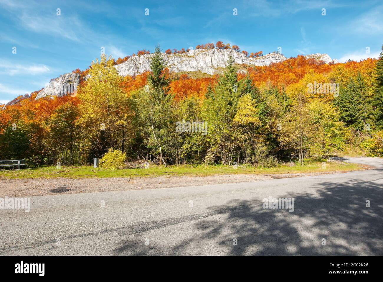 Straße schlängelt sich durch die Berglandschaft. Sonnige Naturkulisse im Herbst. Pietrele Negre, Naturpark Apuseni, Land Bihor, Rumänien Stockfoto