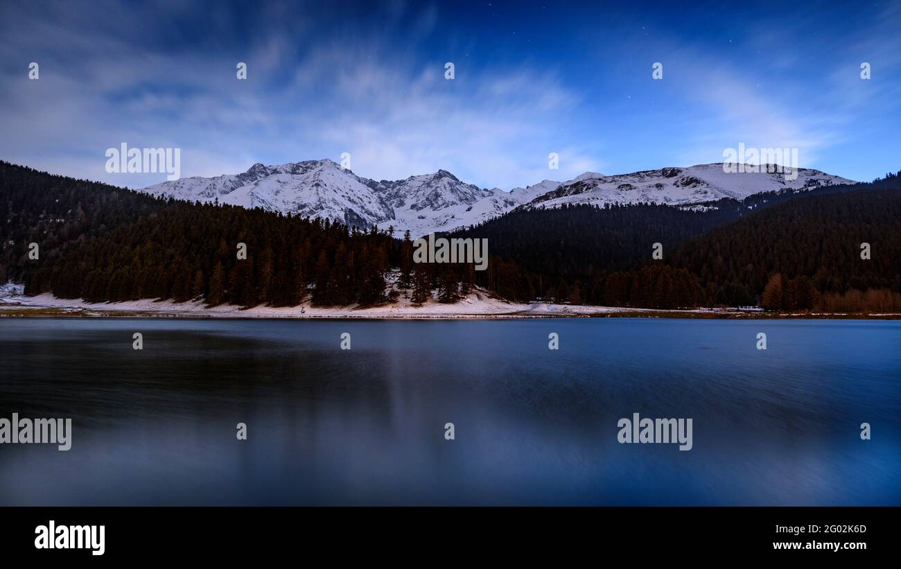 Lac de Payolle See in einer Winterdämmerung und Nacht (Midi-Pyrénées, Occitania, Frankreich) ESP: Lac de Payolle en un crepúsculo y noche de invierno Francia Stockfoto