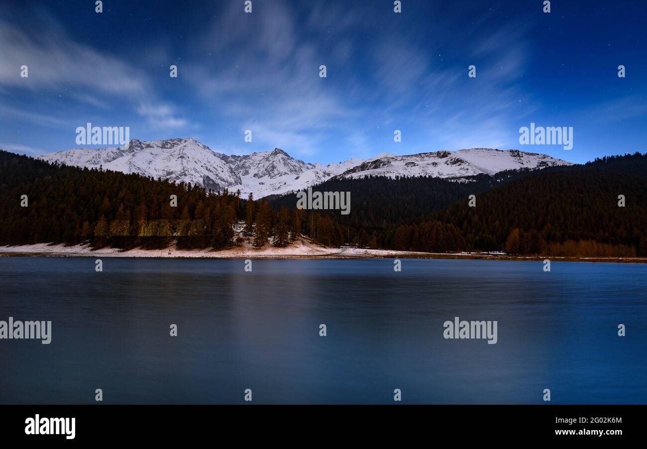 Lac de Payolle See in einer Winterdämmerung und Nacht (Midi-Pyrénées, Occitania, Frankreich) ESP: Lac de Payolle en un crepúsculo y noche de invierno Francia Stockfoto