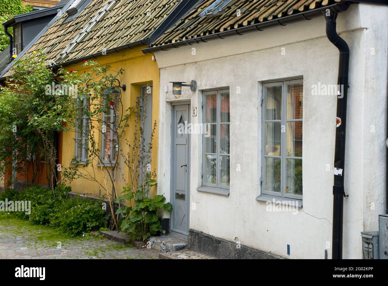 Außenansicht von winzigen alten Häusern in der Altstadt von Malmö, Schweden Stockfoto
