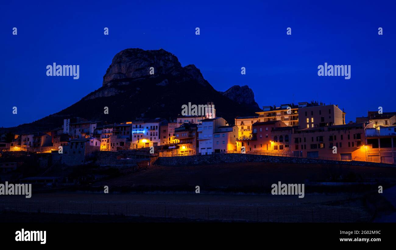 Organyà Dorf am frühen Morgen blaue Stunde, mit dem Berg Santa Fe im Hintergrund (Alt Urgell, Lleida, Katalonien, Spanien, Pyrenäen) Stockfoto
