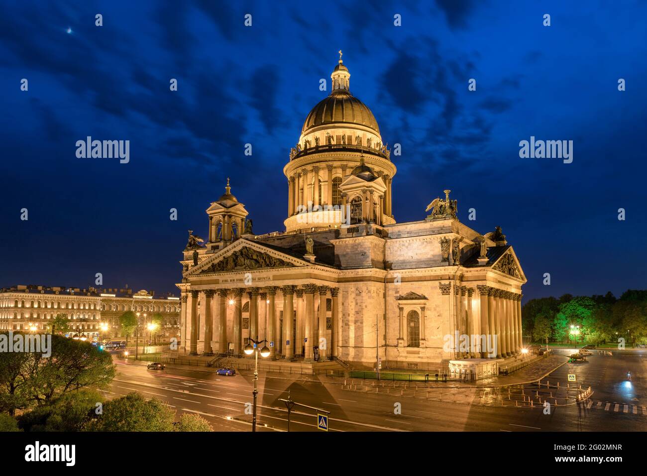 Isaakskathedrale in Sankt Petersburg zur weißen Nachtzeit, Sankt Petersburg, Russland Stockfoto