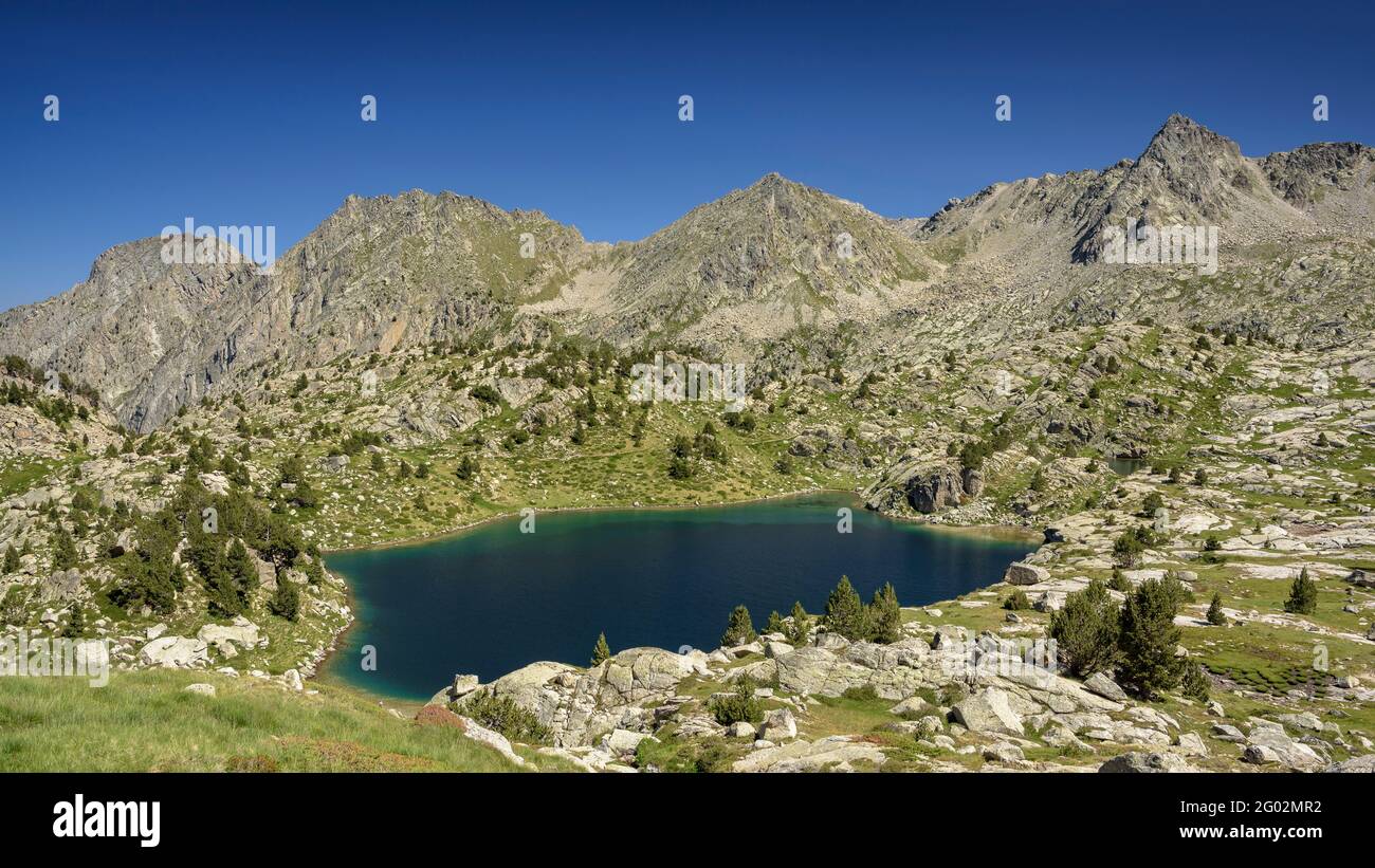 Peguera-Tal mit dem Estany de la Llastra-See im Vordergrund (Nationalpark Aigüestortes i Estany de Sant Maurici, Katalonien, Spanien, Pyrenäen) Stockfoto