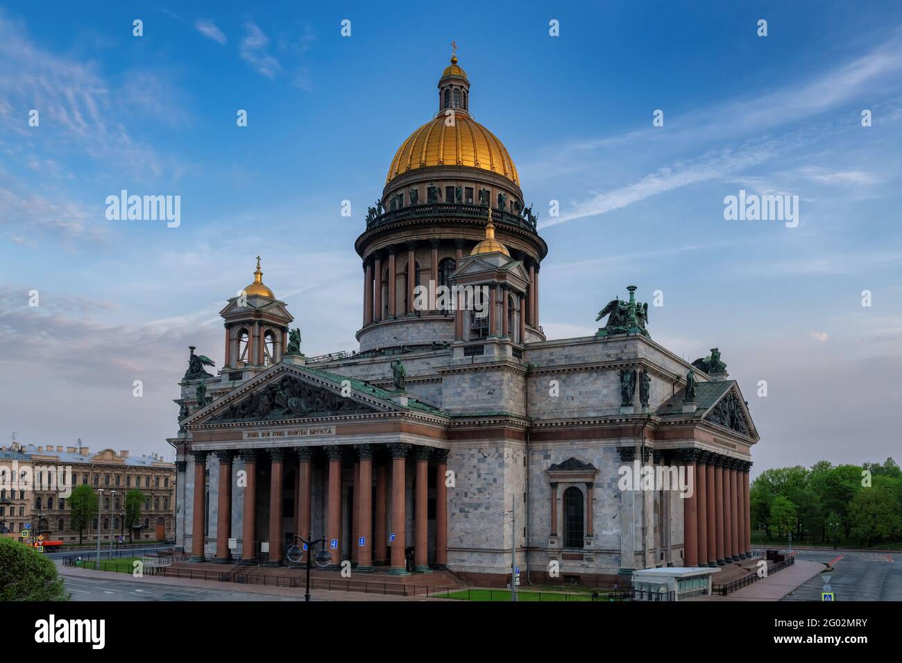 Isaakskathedrale in Sankt Petersburg zur weißen Nachtzeit, Sankt Petersburg, Russland Stockfoto