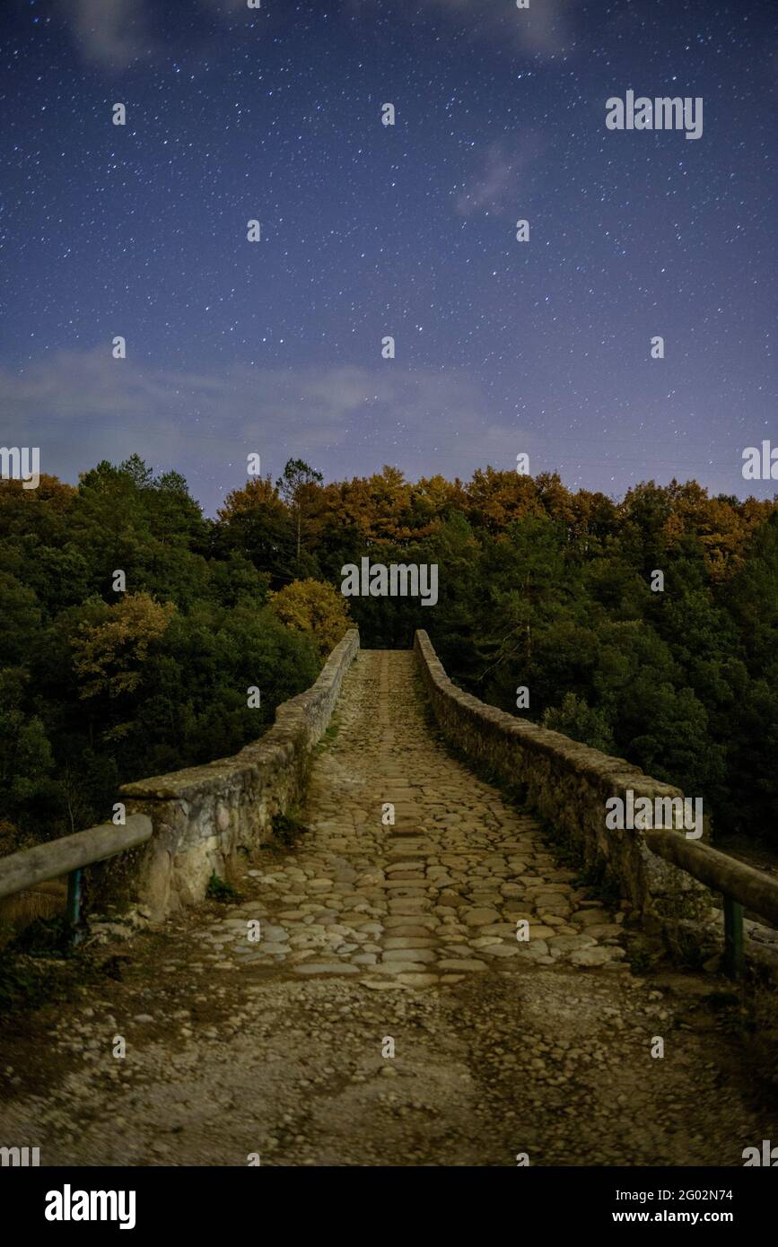 Romanische Brücke von Pedret bei Nacht (Berguedà, Katalonien, Spanien, Pyrenäen) ESP: Puente románico de Pedret de noche (Berguedà, Cataluña, España) Stockfoto